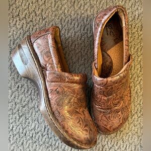 B.O.C. Born Peggy Brown Tooled Clogs Women’s Size 11